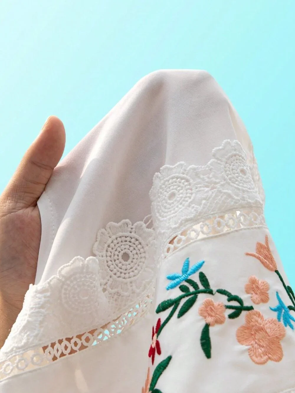 Casual Women's Flower Embroidered Patchwork Lace Sleeveless Blouse - Picture 4 of 4